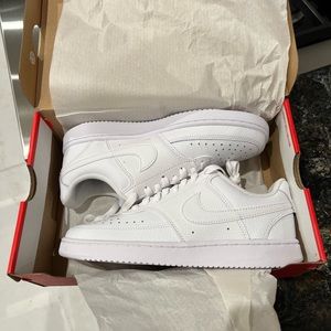 BRAND NEW WOMEN WHITE SIZE 7 NIKE